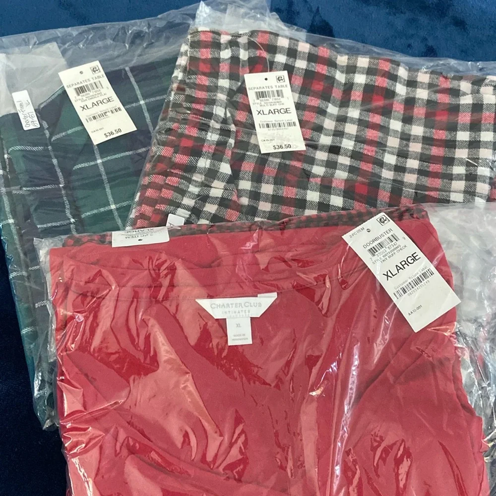 NWT set of 3 Macy's Pajamas
XL Xlarge ready to gift
Christmas